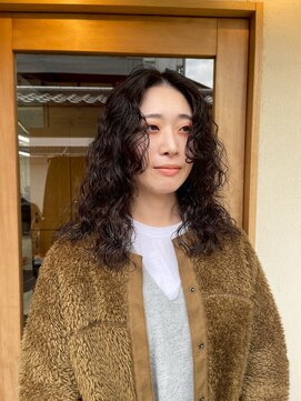 カフネ ジュントス ヨロ(Cafune' juntos YOLO) セミロングスパイラルパーマ
