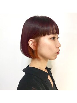 サイズ(cyez) 赤とオレンジのボブ。