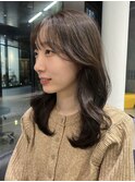 ミディアムレイヤーカット　ベージュカラー