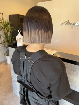 メデル(mederu) 切りっぱなしボブデザインカラーケアブリーチホワイトグレージュ