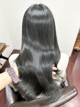 柔らかダークグレージュ／透け感艶ロングスタイル