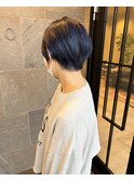 ネイビーカラーのショートスタイル