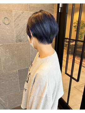 メゾン アヴァロ(Maison Avallo) ネイビーカラーのショートスタイル