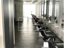 美容室シンプル ウィン(Simple Win)の雰囲気（グレーを基調としたシックな店内（1階））