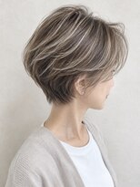 ウル(ulu)&nbsp;ショートレイヤー　くびれショート　白髪ボカシハイライト名東区