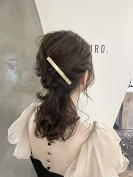 クロ(KURO.) 柔らか三つ編みアレンジ