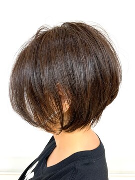 クオリス 上板橋店(QUALIS) 大人かわいい耳かけ前下がりショートボブ/明るい白髪染め