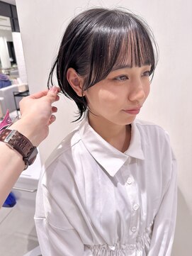 ステア ケース(stair case) 大人黒髪外ハネショートウルフ耳かけ