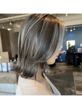 ミルシンク(1005mille cinq) 外ハネミディアム/ホワイトベージュ