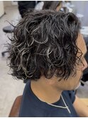大人の波巻きスパイラルパーマミディアムロングメンズカットヘア