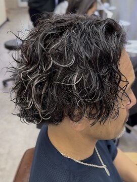 大人の波巻きスパイラルパーマミディアムロングメンズカットヘア