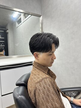 バーバー キング(BARBER KING) センターパート　ツーブロテーパーフェード