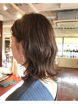 タクミルーツ TAKUMI ROOTS ハネやすいレングスを活かしたの大人フェミニンスタイル