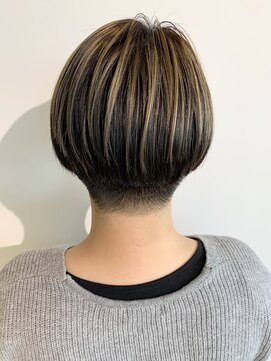 イズ(iss) #バレイヤージュ #刈り上げショート