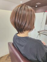 ラリス(Ralis)&nbsp;丸みショート×ブロンドベージュ×白髪ぼかしハイライト