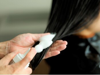 クオン 姪浜(qon)の写真/【艶髪を実現させるストレートメニュー】毛髪の形状を変化させうねりをなくすことで光の反射を均一にします