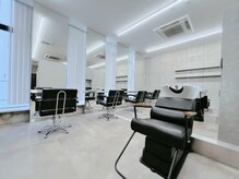 リオン 赤坂(RE:ON)の雰囲気（モノトーンを基調とした落ち着いた店内でお待ちしています。）