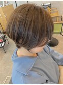 ショートヘアに白髪活かしハイライト