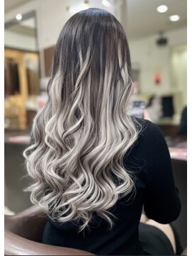 メルシー 大阪梅田店 ダークグレー×細ハイライトで叶う“透け感アッシュ