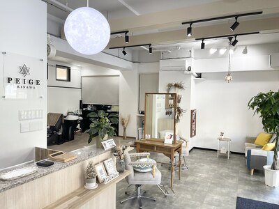 店内は白とベージュとドライフラワーを基調とした温かい雰囲気☆