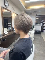 ムーブ(Moob)&nbsp;ショートスタイル スモーキーなホワイトベージュカラー【別府】