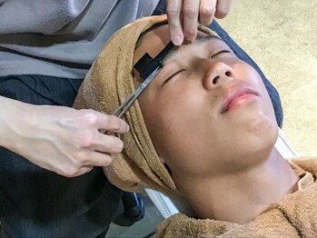 ビューティーサロン ポネルの写真/【理容室/バーバー】シェービングで男を上げる◎レディースのフェイスエステや眉カットもお任せください♪