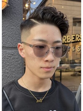 スワッグバーバースタジオ(SWAG BARBER STUDIO) サイドパートスキンフェード