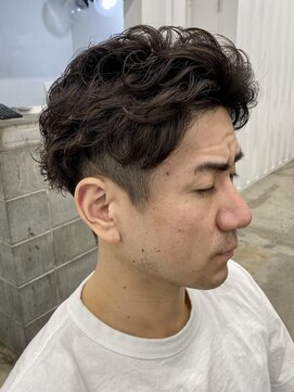 ココ 本八幡(KOKO) □波巻きフェザーパーマサーフカール刈り上げセンターパート