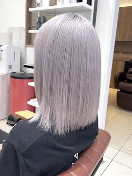 クアトログランシュ ひたちなか店(QUATRO×GranCieux) ホワイトシルバー　ひたちなか/ブリーチ/ハイトーン