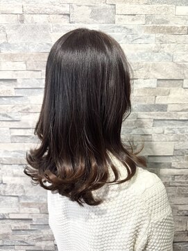 大人女性の艶ミディアムレイヤー