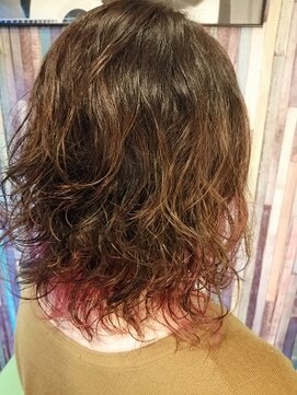 ロッキンヘアー(Rockin' hair) 大人ミディアムウルフ！！インナーカラーとパーマがかわいい！
