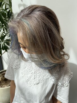 ステア ケース(stair case) 脱白髪染めグレージュとブルーなフェイスフレーミングカラー