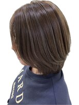 アリエル セバスチャン&nbsp;（艶カラー）寒色グレージュハイライト