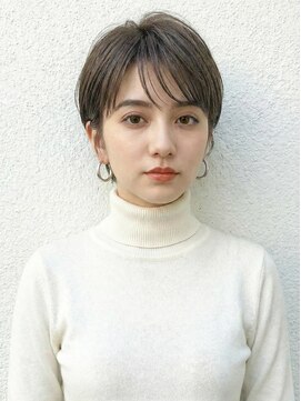 シオミエイチタルミ(shiomi H TARUMI) 白髪ぼかしで柔らかく映える大人のピクシーカット