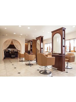 広々とした店内に上質な空間。APOLLONにしかない価値があります。