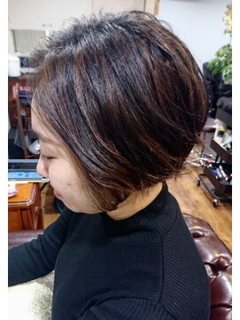 ウィーク 梅田(UiiC) 大人前下がり小顔ハンサムショートハイライトスタイル