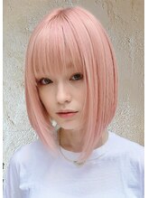 柔らかなペールピンクと前下がりボブで魅せる大人可愛い洗練スタイル