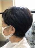 左右不タイショウ、ボブレイヤースタイル。