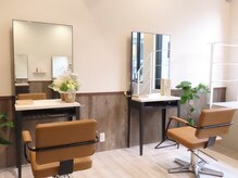 ウィズ(~with)の雰囲気(ウッド調の店内★当店自慢のハーブティーもご用意しております)