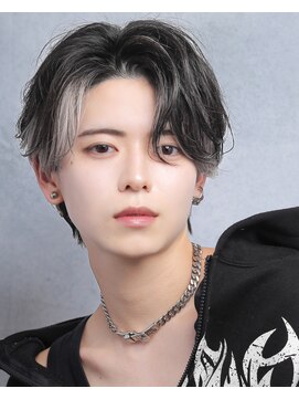 テンバイリップスヘアー(TEN by LIPPS hair) ホワイトシルバーアッシュインナーカラーツーブロセンターパート