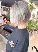 ダブルカラー 前髪なしショートボブ ブリーチ ホワイトベージュ