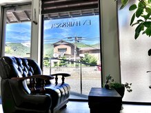 エン(en)の雰囲気（お連れ様ものんびりできる田舎ならではの開放感ある待合スペース）