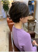 アッシュグレージュの耳掛け暗髪ショート