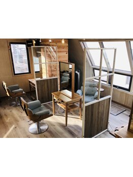 スタッフ3名のみの少人数サロンなので、初めての方でも気軽に過ごせるサロン!