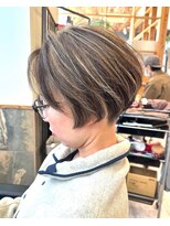 ソウソウヘアースタジオ(so/so hair studio)&nbsp;刈り上げ前下がりショート×ハイローライト