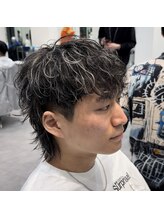 〈コントラスト低めのメンズハイライト〉ナチュラルな質感でも、しっかり動きのあるスタイルに！