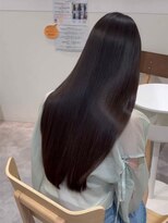 カミエ(kamie) ロングヘアを上品なブラウンに仕上げるカット×カラー×トリート