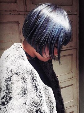 ロリム(RorriM) ショートボブ　アッシュネイビー　ハイライトカラー