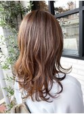 ブラウン×ミディアム巻髪レイヤーカットツヤ髪柔らか