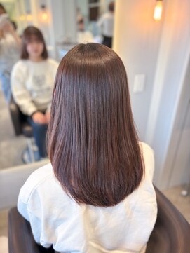 ケリーアン 太田(kelly.un) ミディアムレイヤー / 縮毛矯正 / ピンクブラウン